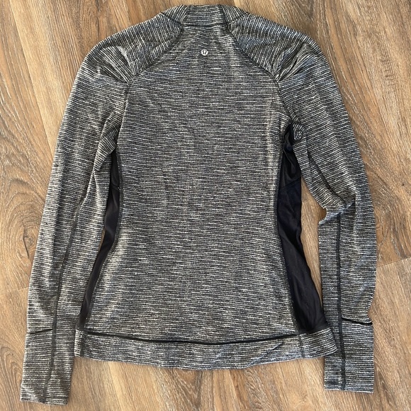 Lululemon long sleeve shirt grey and black - Picture 4 of 4